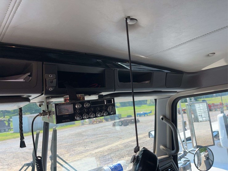 2019-kenworth-t8-series-dump-truck-image-34