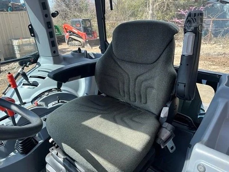 2015-kubota-m5-111d-image-23