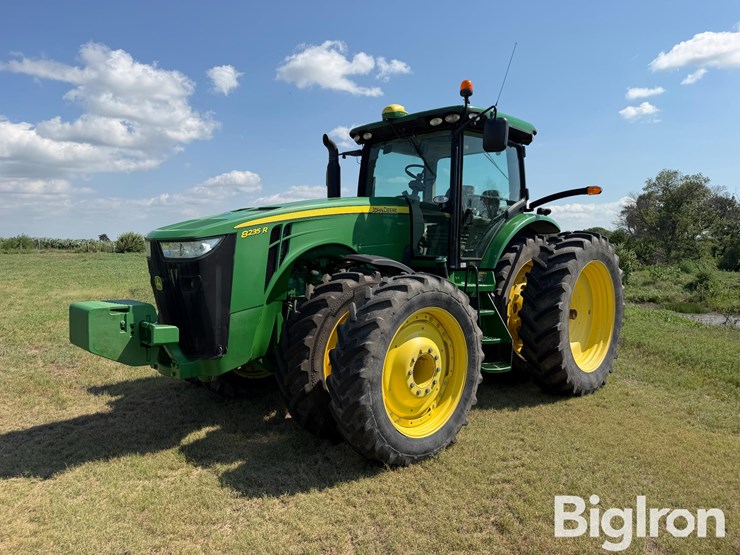 john-deere-8235r-image-1