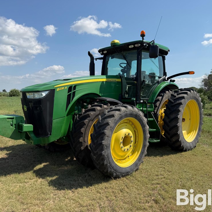 JOHN DEERE 8235R