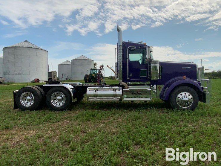 2025-kenworth-w900-image-4
