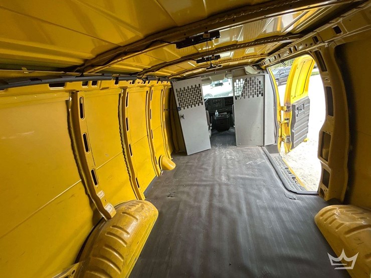 2022-chevrolet-express-2500-image-11
