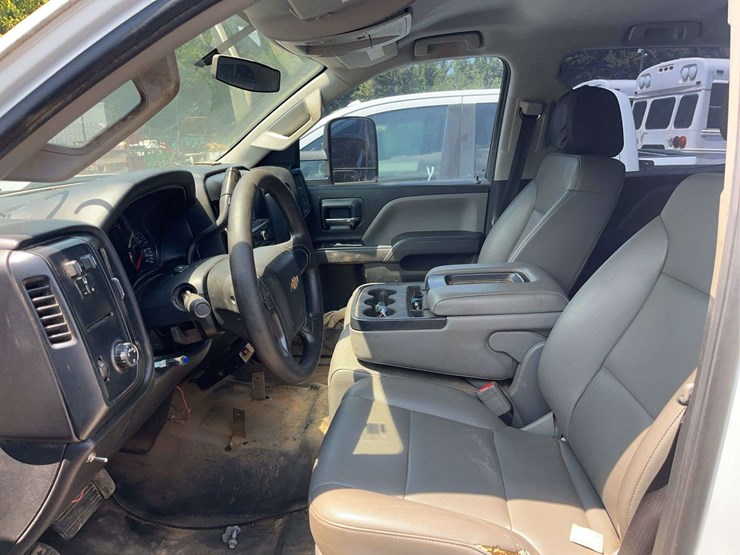 2019-chevrolet-silverado-hd-truck-image-8