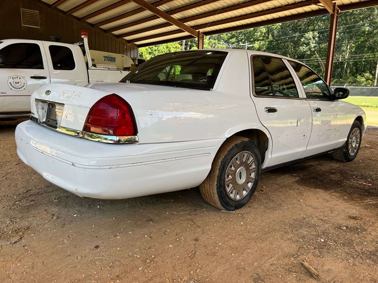 2004-ford-crown-vic-(211,135-miles)-image-3