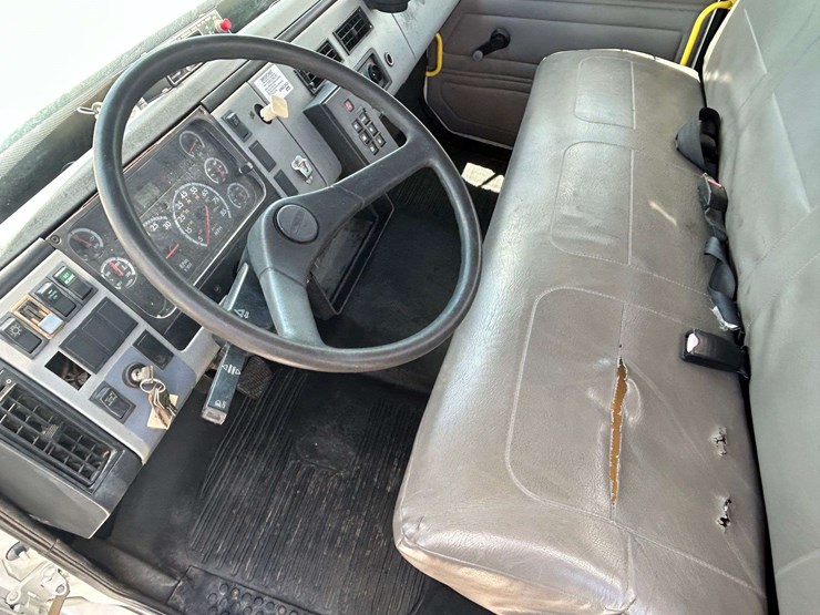 2004-freightliner-fl80-image-52