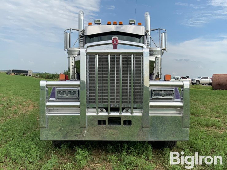 2025-kenworth-w900-image-2