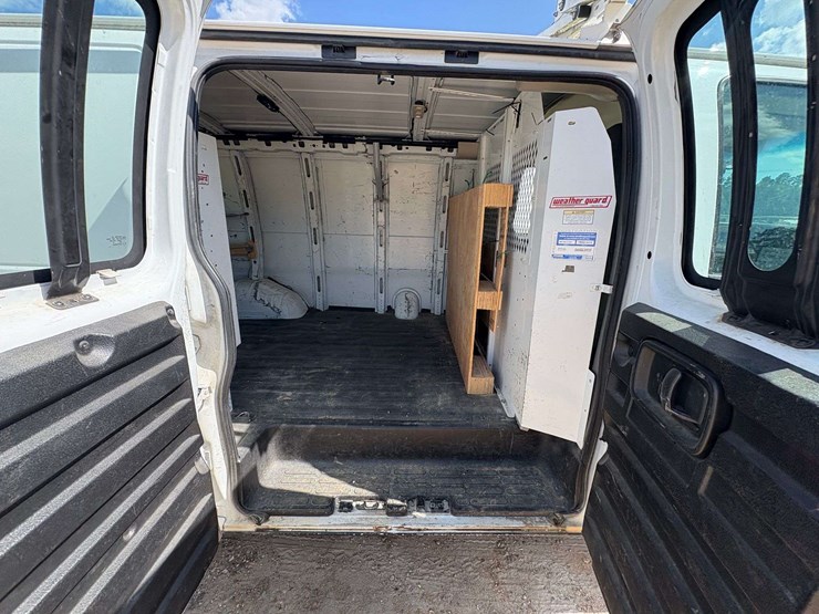 2018-chevrolet-express-2500-image-21