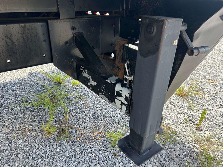 2004-freightliner-fl80-image-30