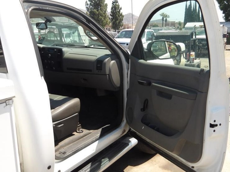 2011-chevrolet-silverado-2500-image-13