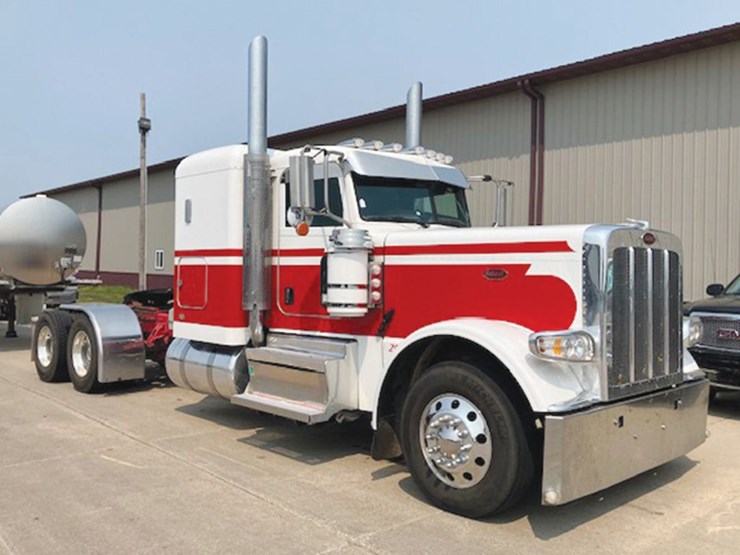 2021-peterbilt-389-image-1