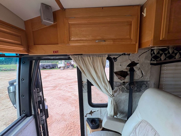 2003-freightliner-xc-fleetwood-revolution-diesel-pusher-motor-home-(65,650-miles)-image-20