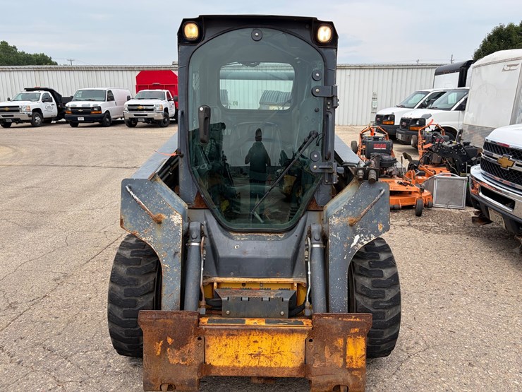 deere-320d-image-2