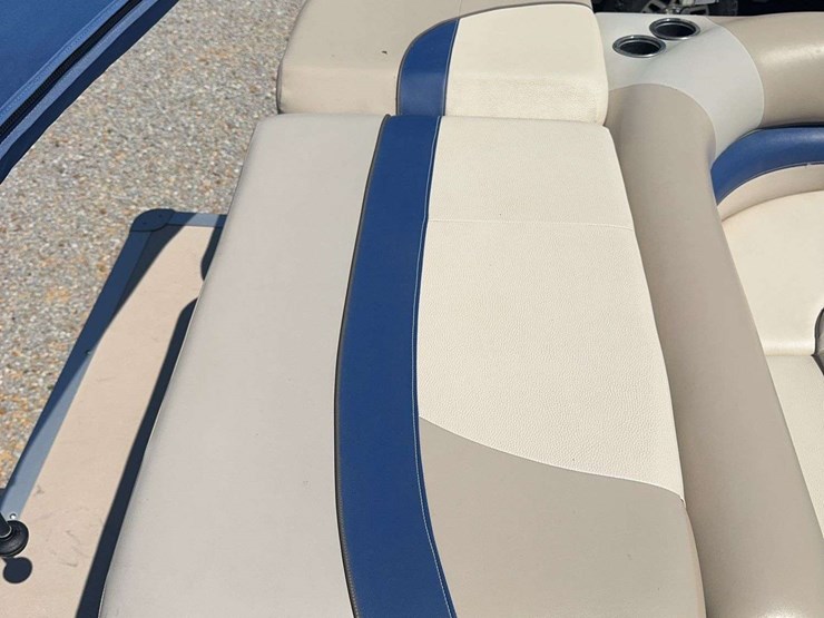 2012-suntracker-24'-dlx-pontoon-boat-(party-barge)-image-26