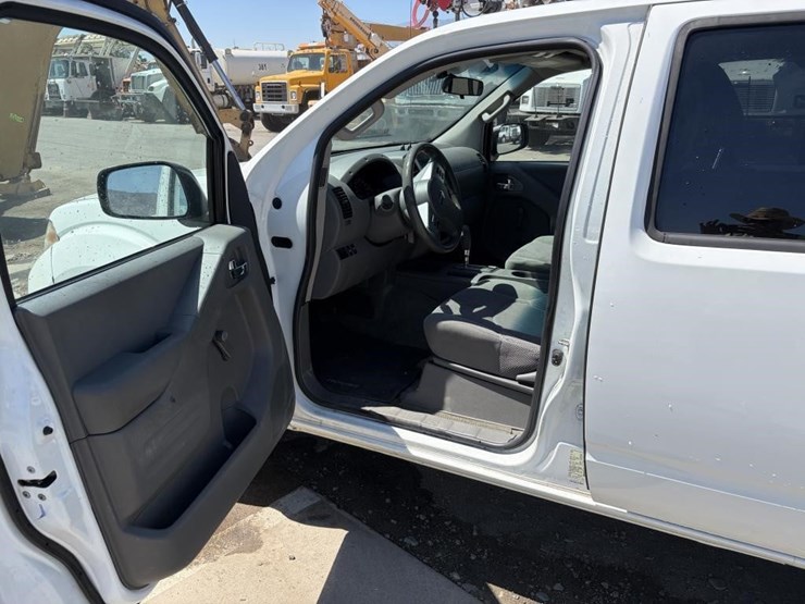 2015-nissan-frontier-image-12