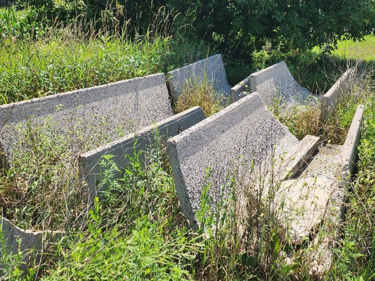 #2821-•-(4)-precast-concrete-feed-bunks-image-2