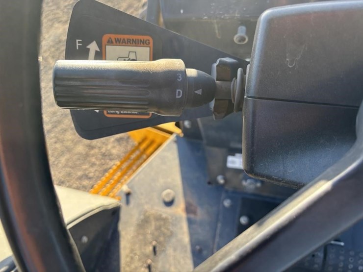 2020-deere-210l-image-35