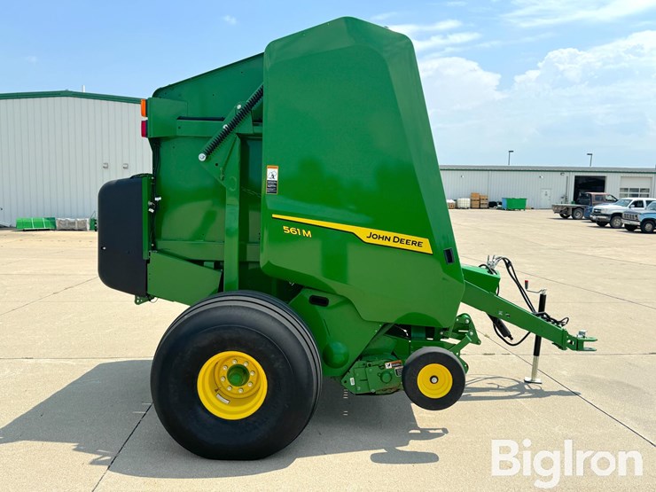 2024-john-deere-561m-image-4