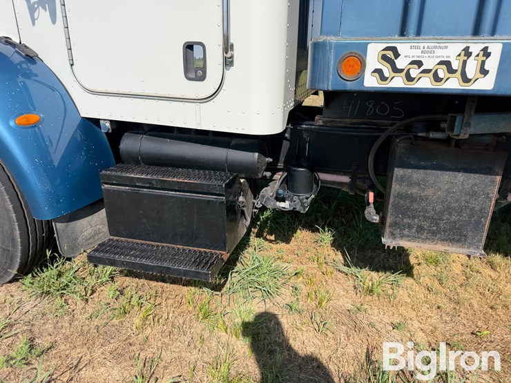 2005-peterbilt-335-image-11