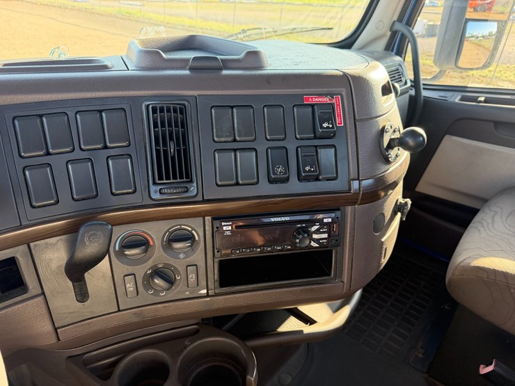 2015-volvo-vnl42t300-image-16