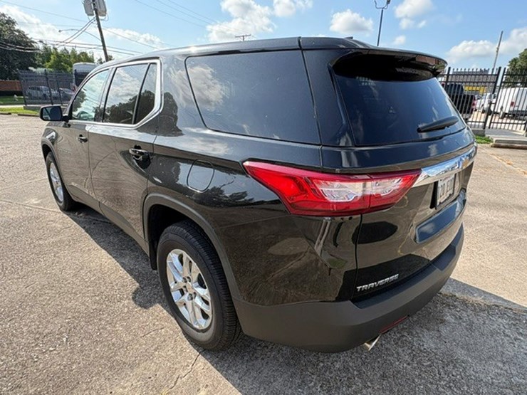2021-chevrolet-traverse-image-1
