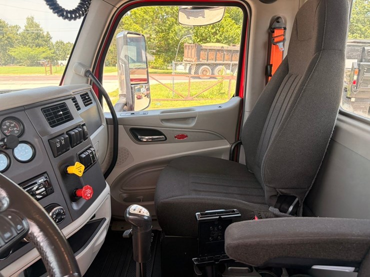 2020-peterbilt-579-image-17