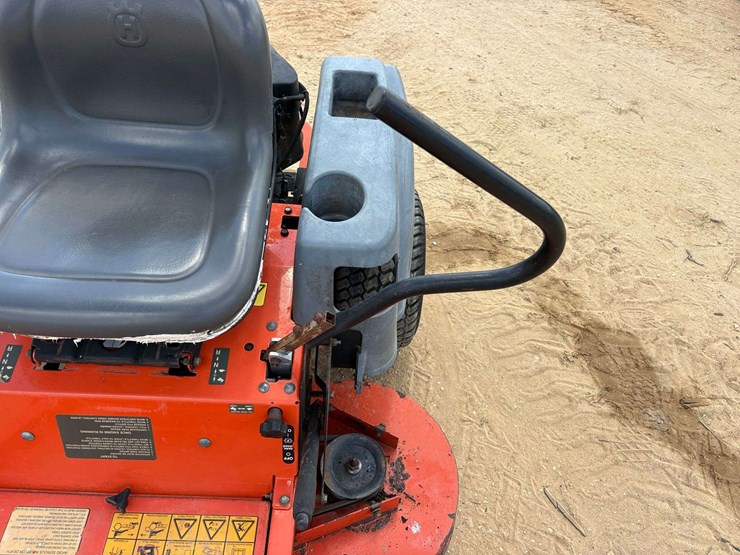 husqvarna-42"-zero-turn-lawn-mower-image-9