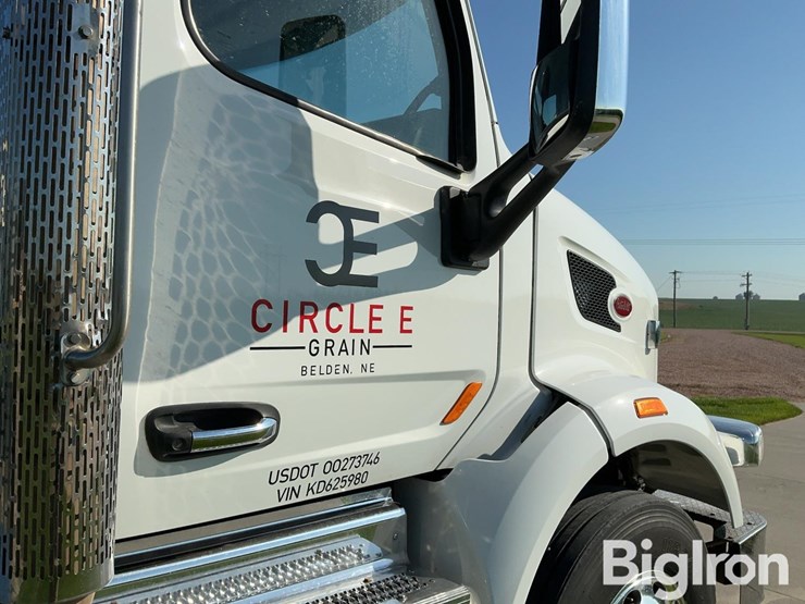 2019-peterbilt-567-image-16