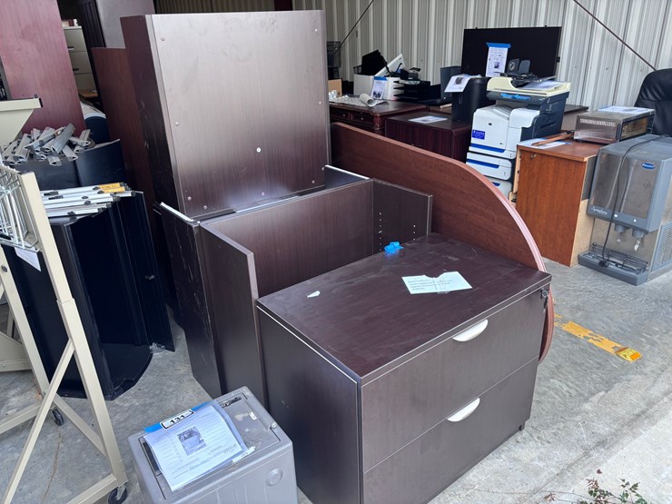 #132-•-2-dr-cabinet-w/-hutch-&-keys-image-2