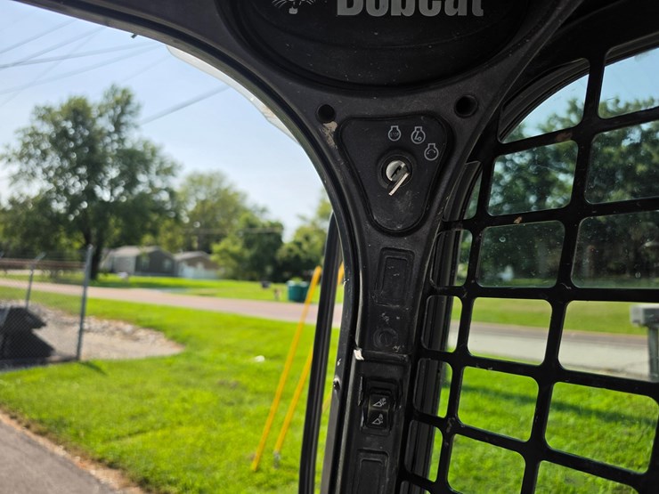 2023-bobcat-t770-image-31
