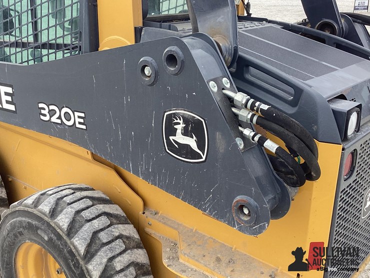 2016-deere-320e-image-9