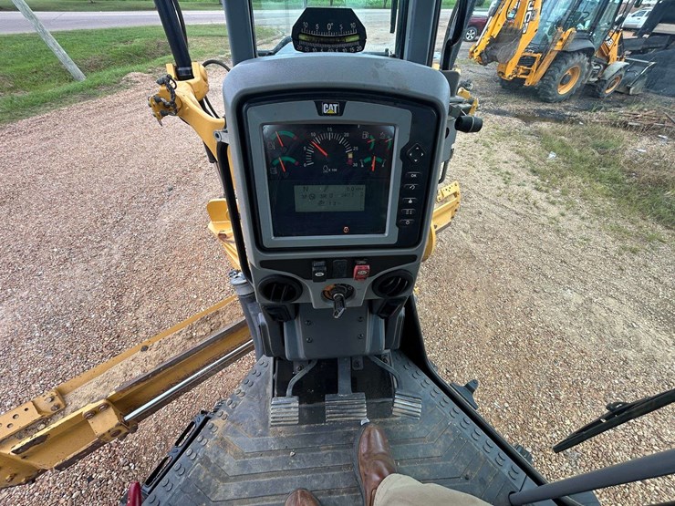 2020-caterpillar-140-image-43