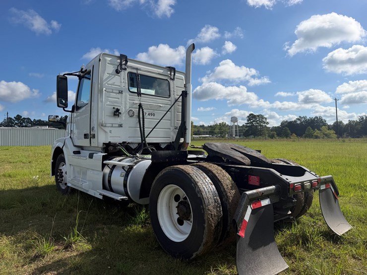 2018-volvo-vnl42t300-image-3