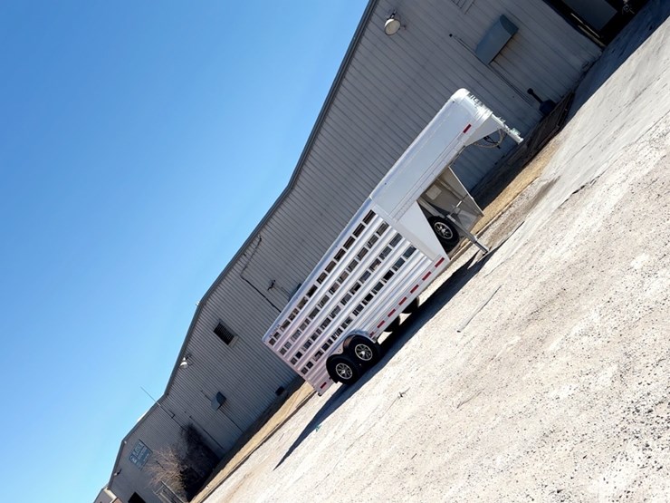 2025-platinum-18'-x-8"-livestock-trailer-image-5