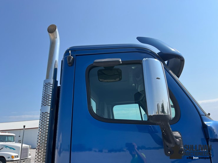 2015-freightliner-cascadia-125-image-18