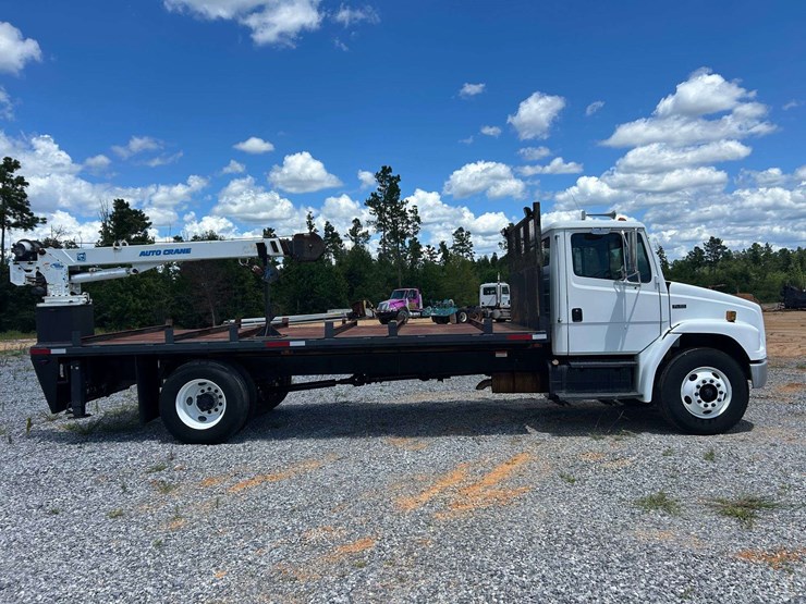 2004-freightliner-fl80-image-6