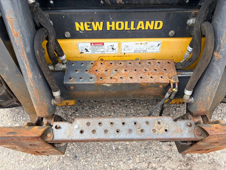 new-holland-l228-image-8