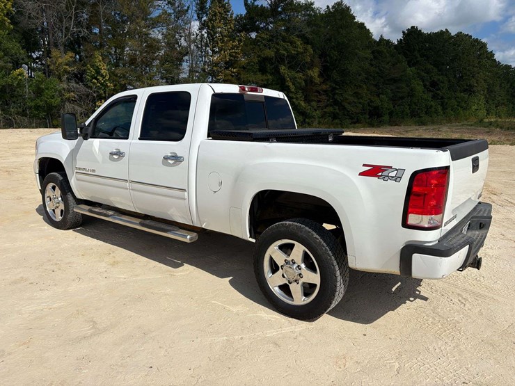 2013-gmc-sierra-2500hd-image-2