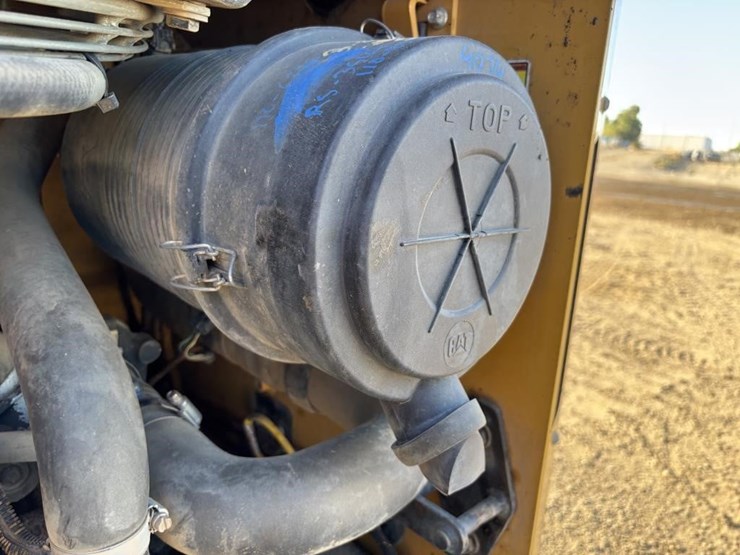 2016-caterpillar-259d-image-44