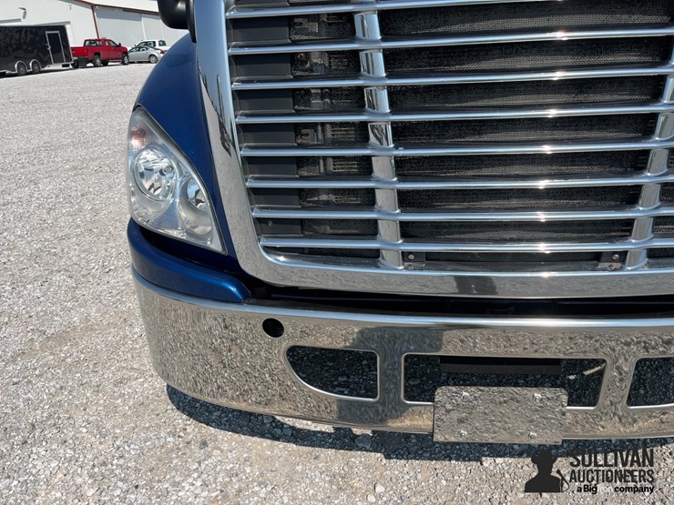 2015-freightliner-cascadia-125-image-11