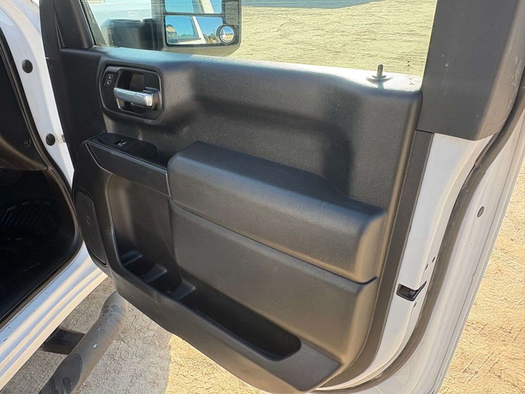 2021-chevrolet-silverado-3500-image-17