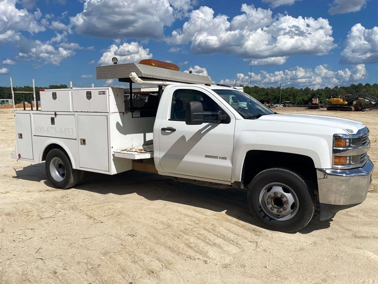 2017-chevrolet-silverado-3500-image-4