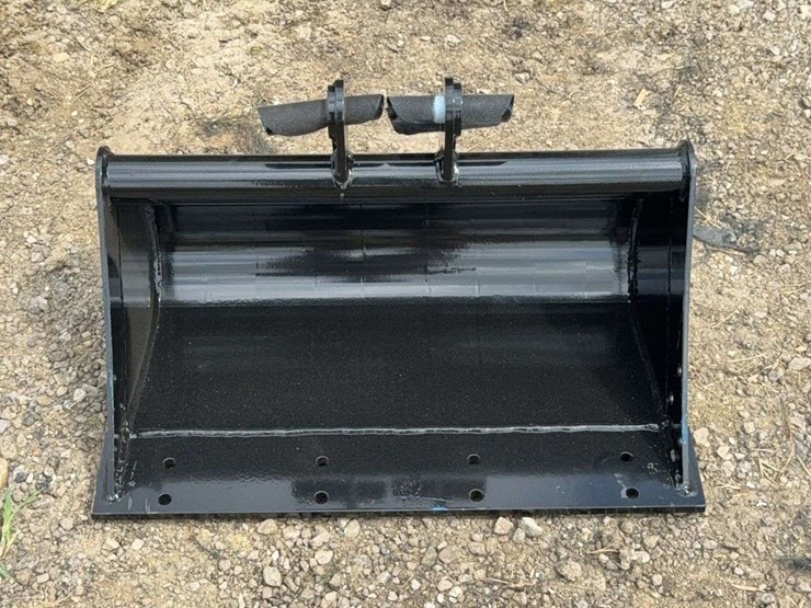 22”-w-mini-excavator-mud-bucket---model-zl-11-image-1