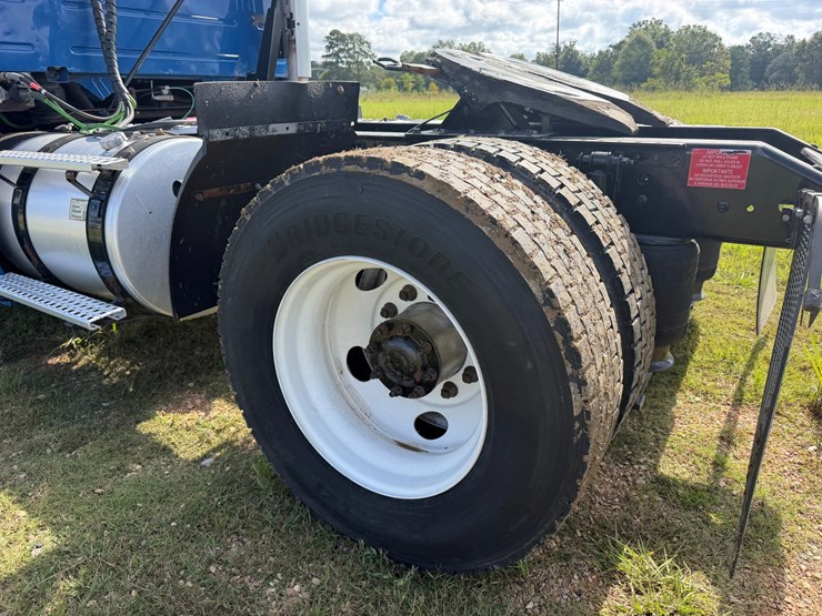 2016-volvo-vnl42t300-image-6