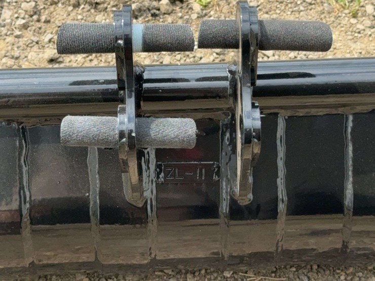 22”-w-mini-excavator-mud-bucket---model-zl-11-image-3