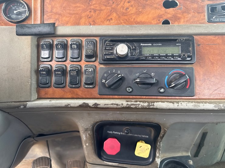 2006-peterbilt-385-image-27