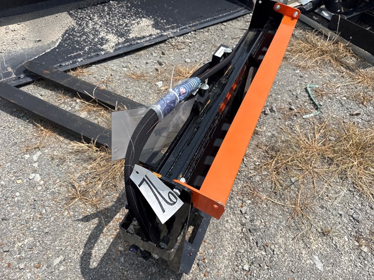 #76-•-hydraulic-skid-steer-pallet-forks-image-3