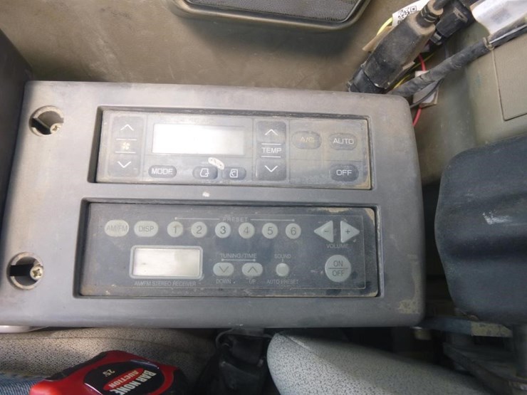 2011-deere-225d-lc-image-13