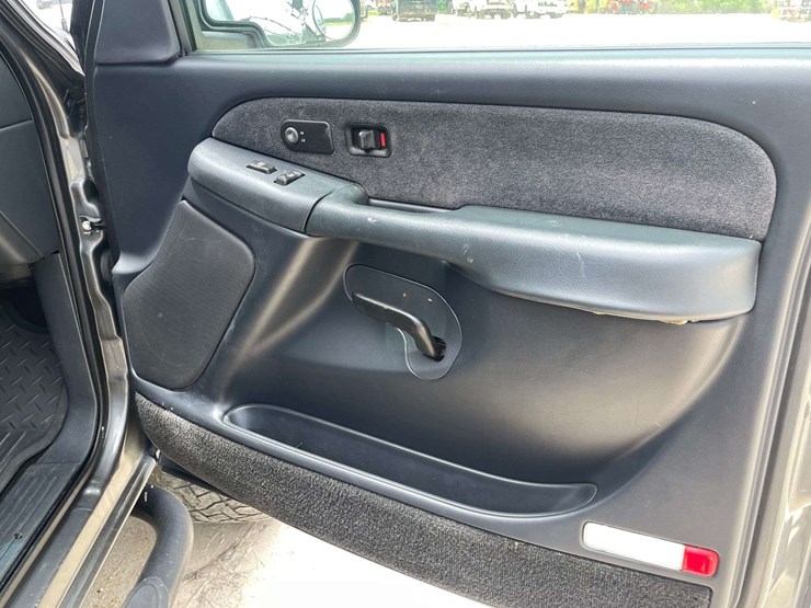 2002-chevrolet-silverado-2500-image-17