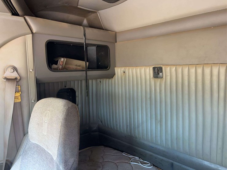 2015-kenworth-w9-series-tractor-truck-image-32