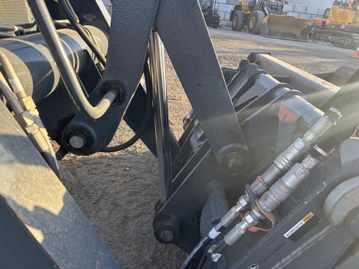 2020-deere-210l-image-18